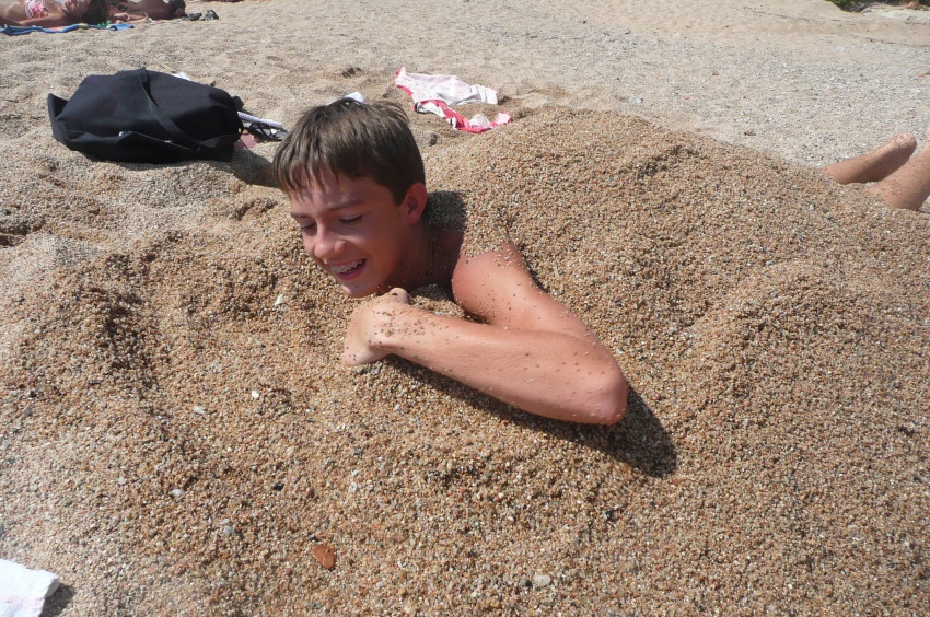 V hromadě písku