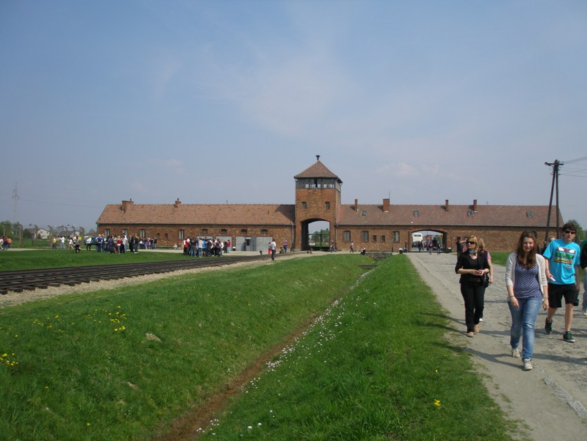 Vstupní brána do tábora Birkenau