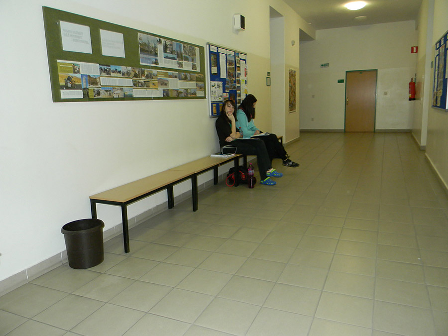 Holky čekají na chodbě na francouzštinu
